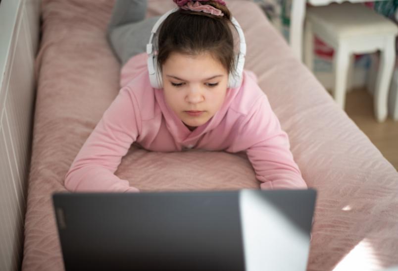 Jak dbać o bezpieczeństwo dzieci w internecie?